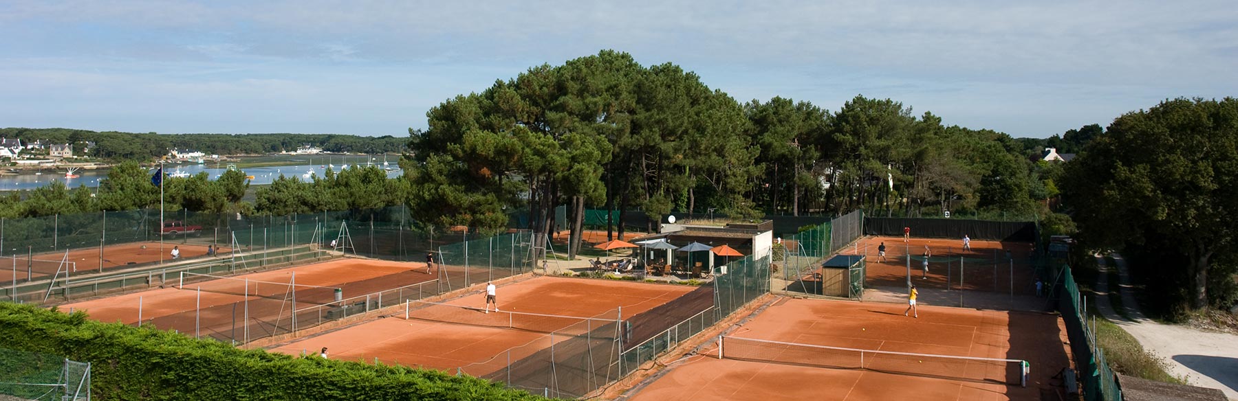 Vue panoramique des courts en terre battue du Tennis Club de Quehan.