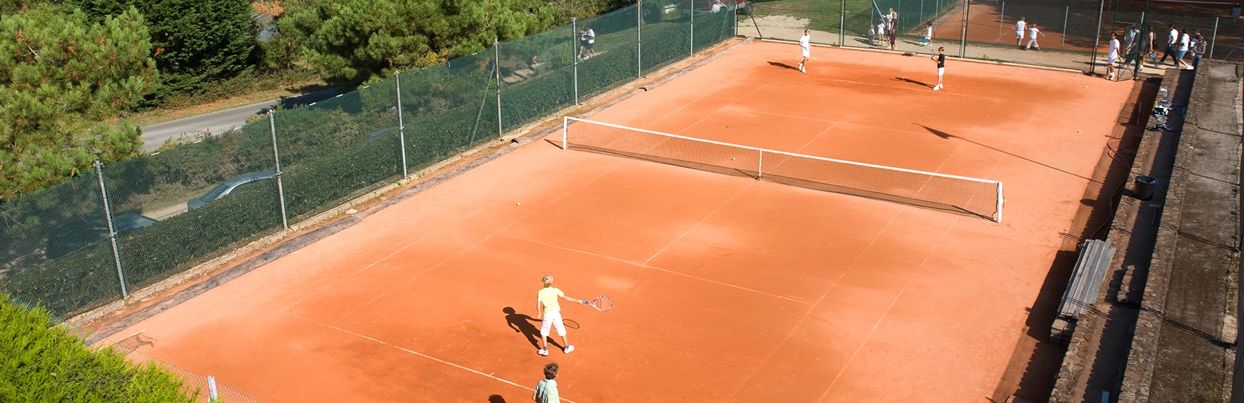Match de tennis en double sur terre battue.