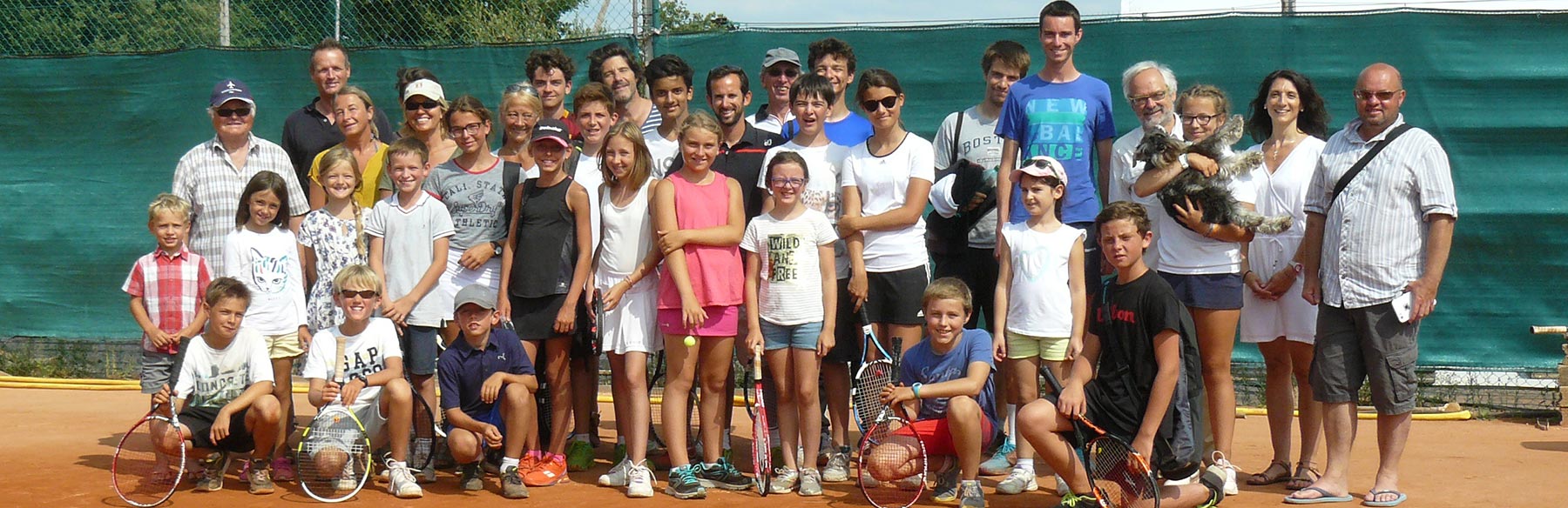 Photo de groupe stage de tennis au tennis Club de Quehan.